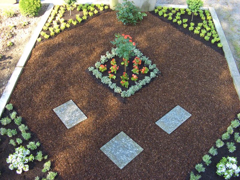 Grabgestaltung mit Muster und Blumen von Friedhofsgärtnerei Enger