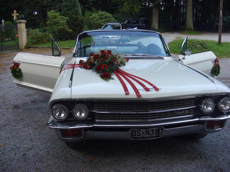 Blumendekoration am Auto für Hochzeiten