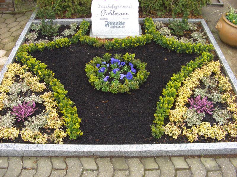 Grabgestaltung mit schönen Blumen von Friedhofsgärtnerei Enger